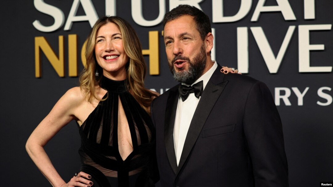 Adam Sendler sa suprugom Džeki na proslavi jubileja SNL-a u Njujorku (REUTERS/Caitlin Ochs)