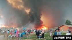 Kebakaran di kamp pengungsi Rohingya, Balukhali, di Cox's Bazar, Bangladesh, Senin, 22 Maret 2021.(Foto: Rohingya Right Team/MD Arakani/Handout via Reuters)