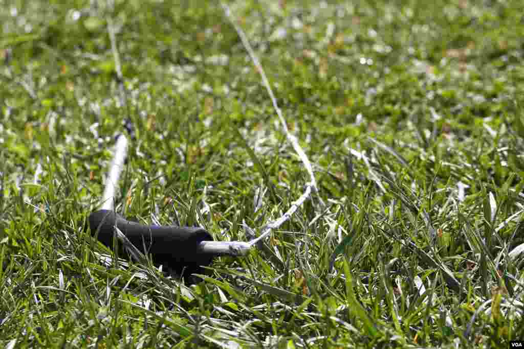 Không chỉ là trò chơi, thả diều còn được coi là một môn thể thao. Thay vì sử dụng những cuộn dây để thả diều, người biểu diễn sử dụng dụng cụ chuyên biệt với chiều dài dây cố định để điều khiển con diều.