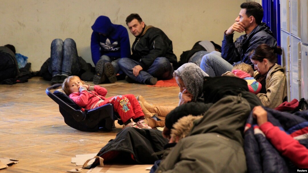 Pencari suaka dari Kosovo menunggu di stasiun kereta api di Budapest, 10 Februari 2015 (Foto: dok). 