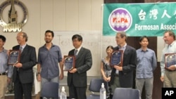 主讲人接受纪念奖牌