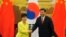 韩国总统朴槿惠（左）与中国国家主席习近平6月27日在北京人民大会堂握手。