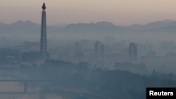 북한 평양의 주체탑과 건물들이 새벽 안개에 쌓여있다. (자료사진)