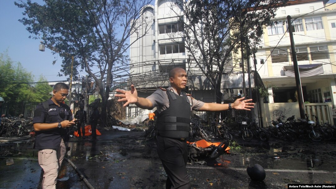 Polisi berjaga-jaga di lokasi terjadinya ledakan di Gereja Pusat Pantekosta Surabaya (GPPS) di Surabaya, Jawa Timur, 13 Mei 2018 (foto: Antara/Moch Asim/via REUTERS)