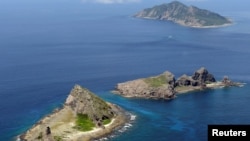 FILE - Sekelompok pulau yang disengketakan, pulau Uotsuri (atas), Minamikojima (bawah) dan Kitakojima, yang dikenal sebagai Senkaku di Jepang dan Diaoyu di China di Laut Cina Timur, September 2012. (REUTERS/Kyodo/File)