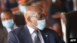 L'ancien président sud-africain Jacob Zuma regarde pendant le service commémoratif du roi Goodwill Zwelithini au palais royal de KwaKhethomthandayo à Nongoma, en Afrique du Sud, le 18 mars 2021.