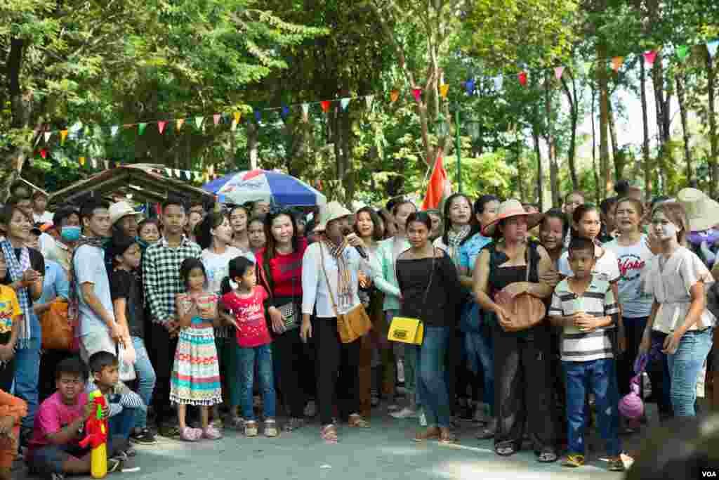 ពលរដ្ឋ​ខ្មែរ​កំពុង​​លេង​ល្បែង​ប្រជាប្រិយ​នៅ​​រមណីយដ្ឋាន​វត្តភ្នំ អំឡុង​កម្មវិធីសង្រ្កាន្ត​វត្ត​ភ្នំដើម្បី​​អបអរ​ពិធី​បុណ្យ​ចូល​ឆ្នាំ​ប្រពៃណី​ខ្មែរ​នៅ​ក្នុង​ថ្ងៃទីពីរ កាលពី​ថ្ងៃទី​១៥ ខែមេសា ឆ្នាំ២០១៩ ក្នុង​រាជធានី​ភ្នំពេញ ប្រទេស​កម្ពុជា។(ទុំ ម្លិះ/VOA)