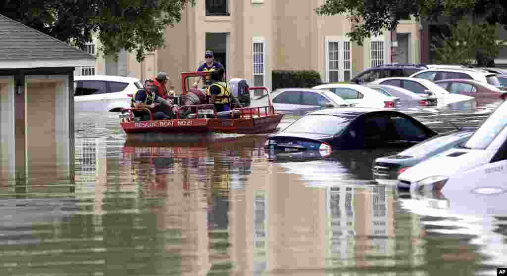 Les secours se deplacent en bateau pour évacuer les habitants de leurs domiciles Houston, Texas, le 18 avril 2016.