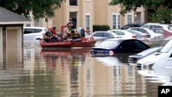 Des résidents de Houston évacués lors d’inondations le 19 avril 2016.