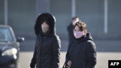 지난 6일 북한 평양에서 마스크를 쓴 행인들.