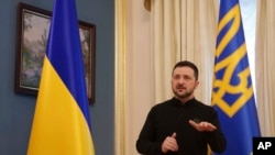 El presidente ucraniano, Volodymyr Zelenskyy, habla con periodistas durante una conferencia de prensa en Kiev, Ucrania, el miércoles 26 de febrero de 2025. 