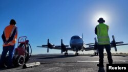 一架新西兰皇家空军的飞机正准备从奥克兰基地起飞飞往汤加，评估汤加海底火山喷发造成的损害。（2022年1月17日）