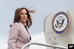 Calon presiden dari Partai Demokrat, Wakil Presiden Kamala Harris, menaiki Air Force Two, Senin, 9 September 2024, di dekat Bandara Internasional Philadelphia, di Philadelphia, Selasa, 17 September 2024. (Foto: AP)