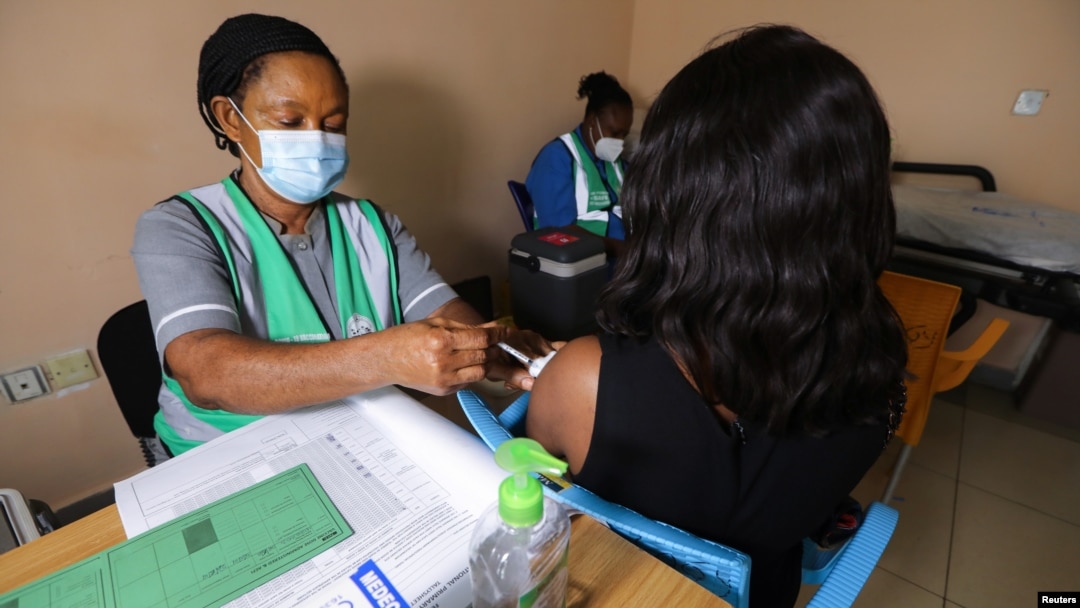 Umukozi w'urwego rw'ubuzima muri Nijeriya atanga urukingo rwa Covid 19 mu ivuriro riri i Abuja