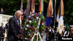  Presidente Joe Biden deposita coroa de flores durante o Memorial Day, no Cemtério Nacional de Arlington, Virginia, 31, Maio, 2021. REUTERS
