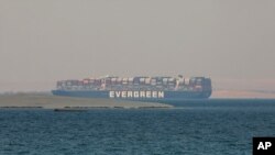 El Evergreen, un buque de carga operado por la compañía naviera Evergreen, es visto anclado en el Gran Lago Amargo de Egipto, el 30 de marzo de 2021, después de estar bloqueando el Canal de Suez a principios de marzo.