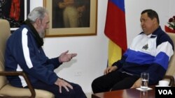 Fidel Castro conversa con Hugo Chávez durante una de las visitas de éste a La Habana.