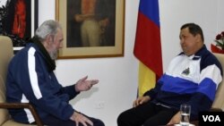 Una de las fotografías dadas a conocer por el gobierno cubano muestra a Fidel Castro dialogando con Hugo Chávez.
