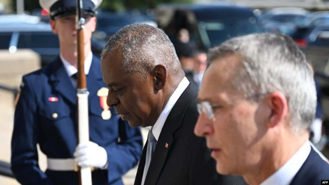 Menhan AS Lloyd Austin (kiri) menyambut Sekretaris Jenderal NATO Jens Stoltenberg di Pentagon hari Senin, 8 Juli 2024.