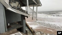 Sebuah rumah di pinggir pantai roboh akibat erosi, di Pantai Ponte Vedra, Florida, 3 Januari 2018. 