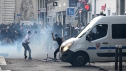 Fransa'nın banliyösünde bir gencin polis tarafından vurularak öldürülmesinin ardınan ülke genelinde ayaklanmalar yaşandı. Fransa'nın güneyindeki Marsilya'da protestocularla polis çatışırken- 30 Haziran 2023 