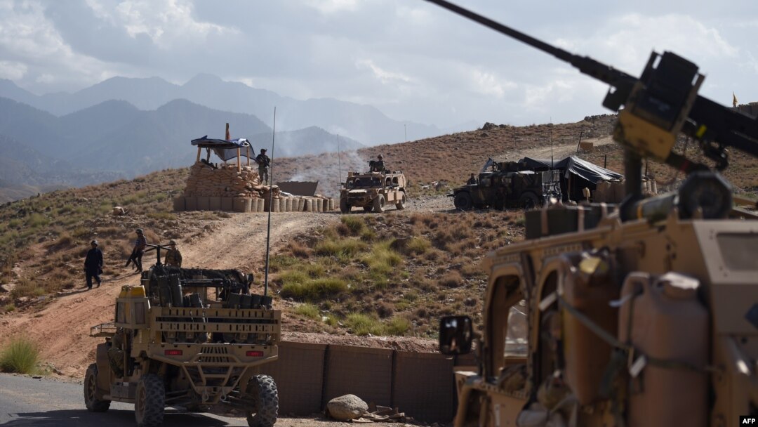 Arhiva - Američki, NATO i avganistanski komandosi na kontrolnom punktu tokom patrole protiv militanata Islamske države u Deh Bala disktriktu u istočnoj Nangarhar pokrajini, 7. jula 2018.