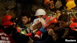 土耳其救援人員在2月14日救出一名15歲的姑娘。