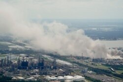 Un incendio químico arde en una instalación durante las secuelas del huracán Laura el jueves 27 de agosto de 2020, cerca de Lake Charles, Luisiana (AP Photo / David J. Phillip)