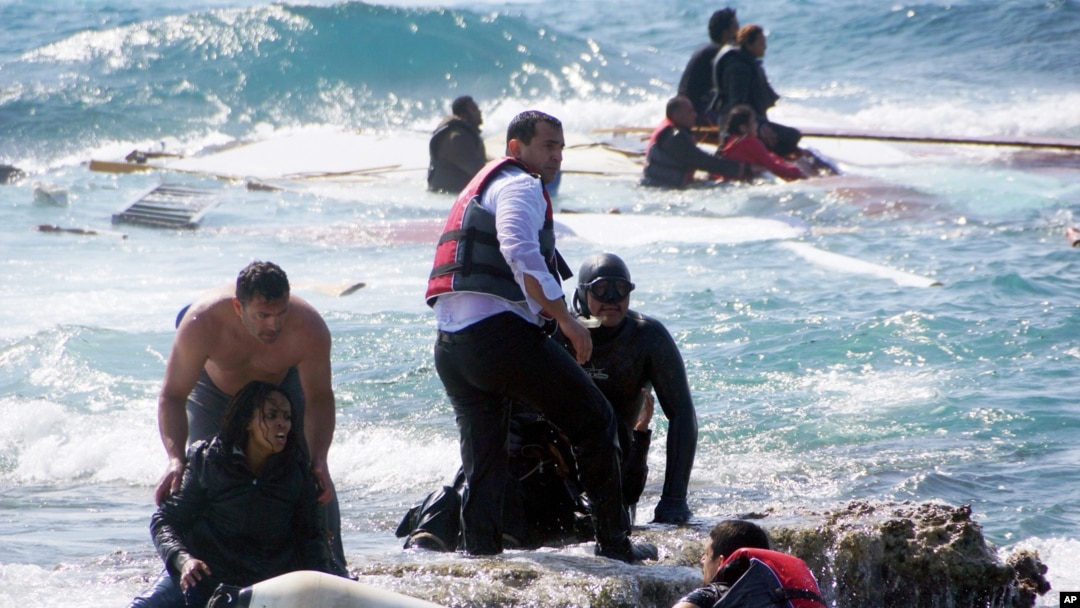 Penjaga pantai Yunani menyelamatkan para imigran yang kapalnya terdampar di lepas pantai Pulau Rhodes, Laut Aegean, Senin (20/4).