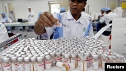 Seorang pekerja sedang menyiapkan ampul vaksin polio di pabrik Bio Farma di Bandung, Jawa Barat, 13 Mei 2005. (Foto: Reuters/arsip)