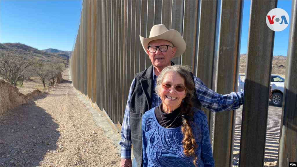 Jim y Sue Chilton en la secci&#243;n del muro fronterizo donde se fren&#243; la construcci&#243;n a partir del 20 de enero. Ellos piden que la barrera sea construida en su totalidad en su rancho de Arivaca, Arizona.