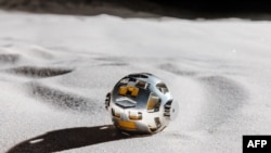 资料照片：安装在日本SLIM月球登陆器上的探测机器人模型。