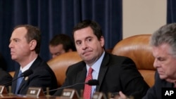 លោក Devin Nunes ប្រធាន​គណៈកម្មាធិការ​ស៊ើបការណ៍​សម្ងាត់​របស់​សភា​ប្រជុំ​នៅ​ក្នុង​វិមាន​សភា Capitol Hill នៅ​ក្នុង​រដ្ឋធានី​វ៉ាស៊ីនតោន កាលពី​ថ្ងៃទី២០ ខែមីនា ឆ្នាំ២០១៧។