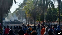 Para mahasiswa yang berunjuk rasa bentrok di Kendari, Sulawesi Tenggara, 26 September 2019. (Foto: AP)