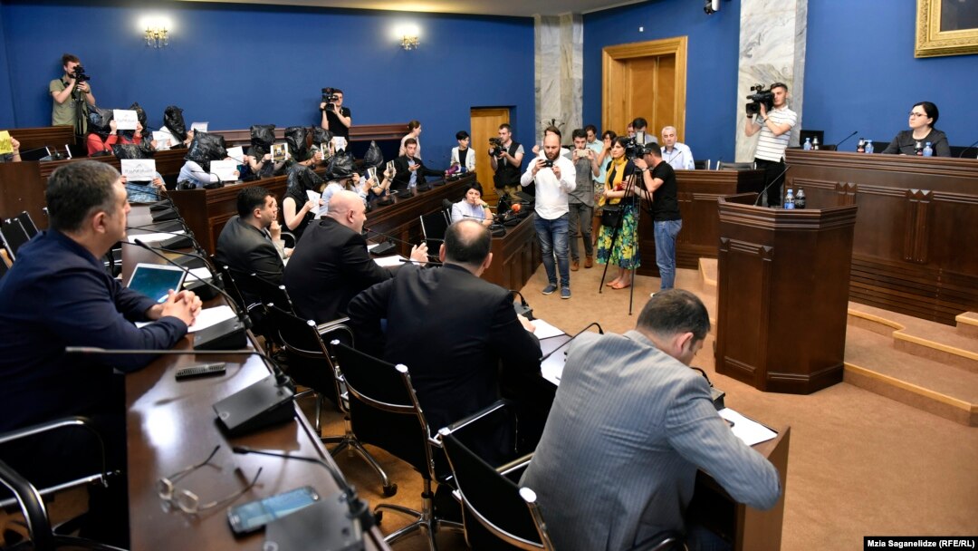 Georgia -- Georgian journalists protests against the detention of their Azerbaijani colleague in Parliament. Tbilisi, 06Jun2017 