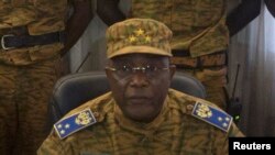 Le chef de l’armée burkinabé, Honoré Traoré, a déclaré vendredi 31 octobre qu’il prenait le pouvoir après la démission de Compaoré et promettait de conduire la transition jusqu’aux élections