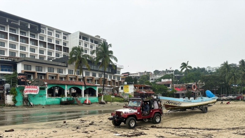 John se convierte en huracán frente a costa del Pacífico mexicano