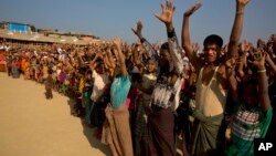 Para pengungsi Muslim Rohingya menolak dikembalikan ke Myanmar dalam aksi unjuk rasa di kamp pengungsi Kutupalong dekat Cox's Bazar, Bangladesh, Senin (22/1). 