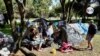 Migrantes venezolanos en campamentos en Bogotá
