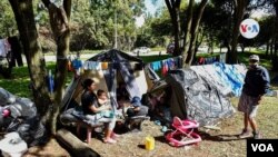 Migrantes venezolanos en campamentos en Bogotá