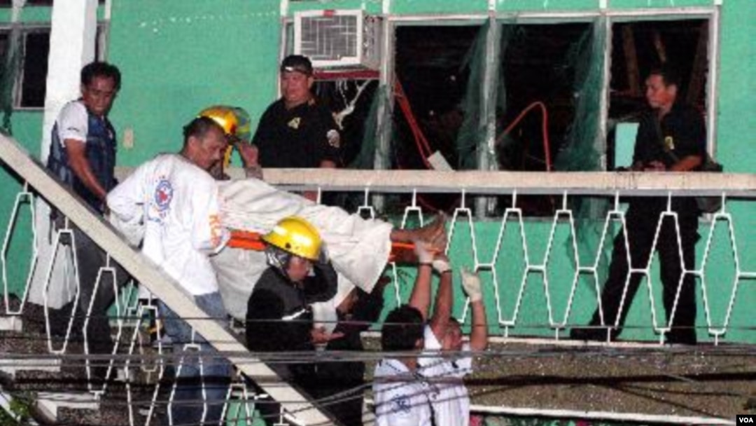 Para petugas mengeluarkan jenasah korban ledakan di hotel Atilano Pension House, kota Zamboanga, Filipina (27/11).