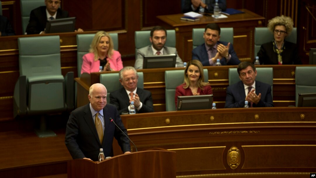 Senator Džon Mekejn obraća se poslanicima Skupštine Kosova (AP Photo/Visar Kryeziu)