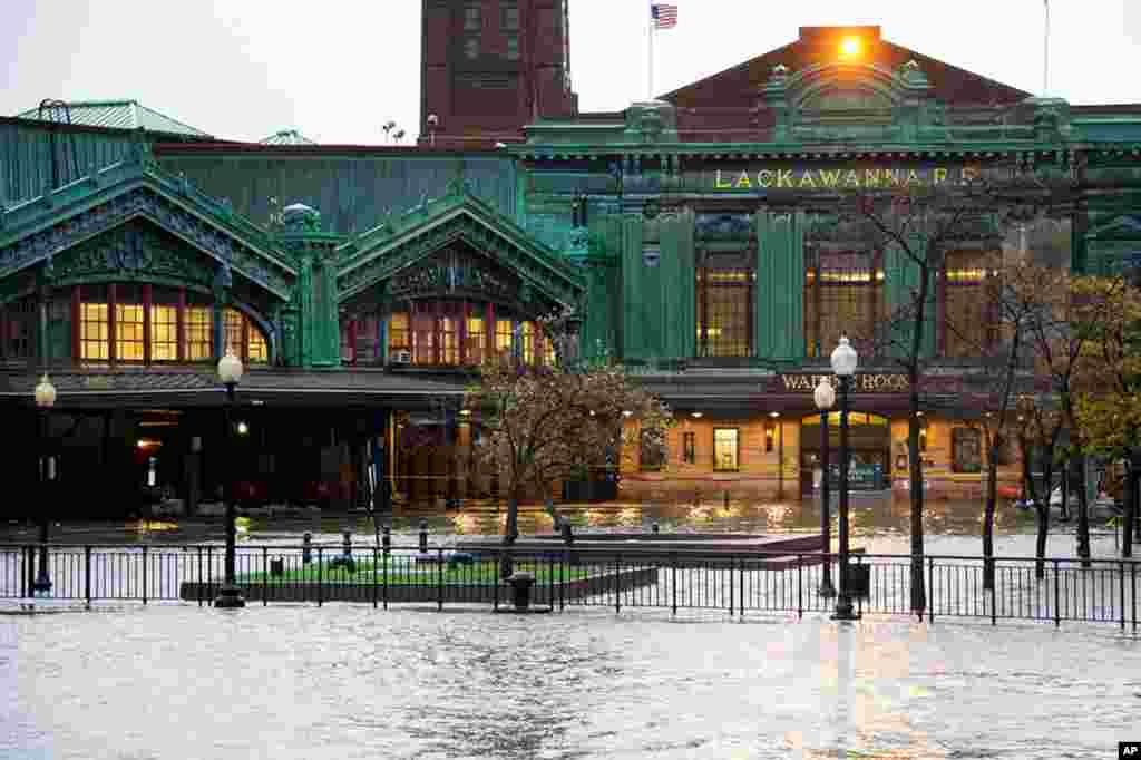 Sungai Hudson meluap dan membanjiri stasiun kereta api Lackawanna seiring datangnya Badai Sandy di Hoboken, New Jersey. 