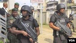 Pasukan keamanan Nigeria berpatroli di pusat kota (Foto: dok). Boko haram dikabarkan telah meninggalkan perundingan damai dengan pemerintah Nigeria.