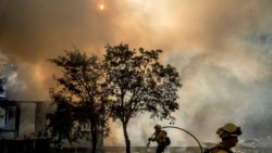 Petugas pemadam kebakaran berjuang melawan kebakaran Boyles di Clearlake, California, Minggu, 8 September 2024. (Noah Berger/AP)