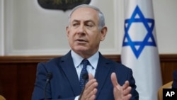 នាយក​រដ្ឋមន្ត្រី​អ៊ីស្រាអែល​លោក Benjamin Netanyahu ដឹកនាំ​កិច្ចប្រជុំ​ប្រចាំ​សប្តាហ៍​នៃ​គណៈរដ្ឋមន្ត្រី​របស់​លោក​ នៅ​ក្នុង​ក្រុង Jerusalem​ កាលពី​ថ្ងៃទី៧ ខែមករា ឆ្នាំ២០១៨។