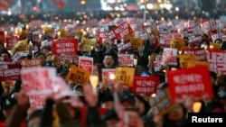 Protesters shout slogans at a protest calling on South Korean President Park Geun-hye to step down, in Seoul, South Korea, Nov. 19, 2016. 