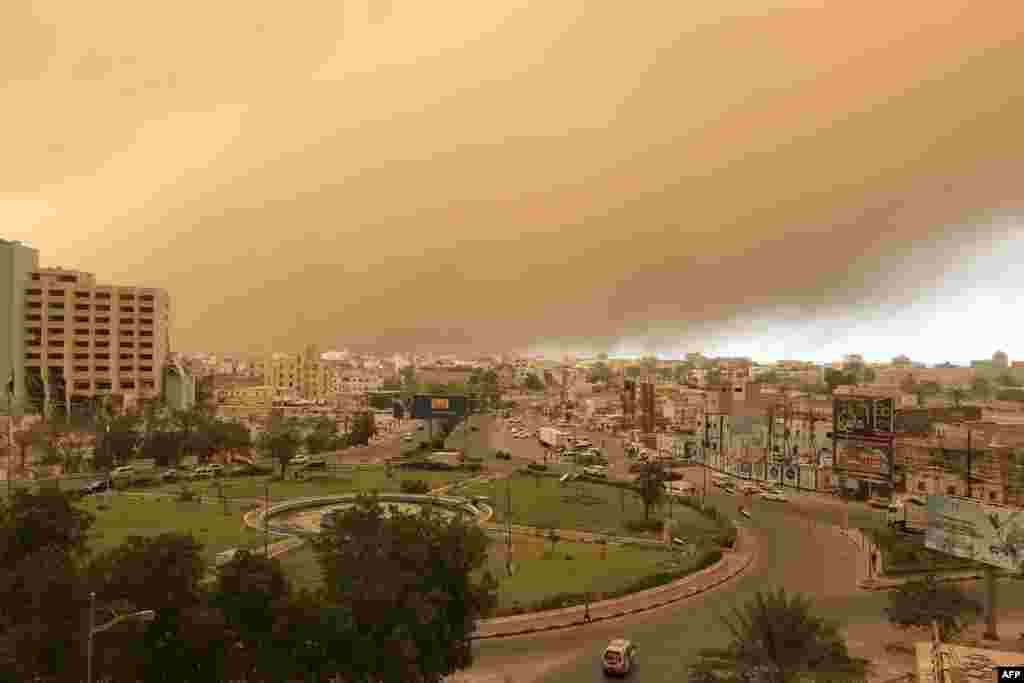 A sand storm approaches Yemen&#39;s port city of Aden.