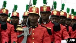 Les gardes républicains ont défilé sur l'esplanade de Libreville lors d'un défilé militaire célébrant le 41ème anniversaire de l'indépendance du Gabon, le 17 août 2001.