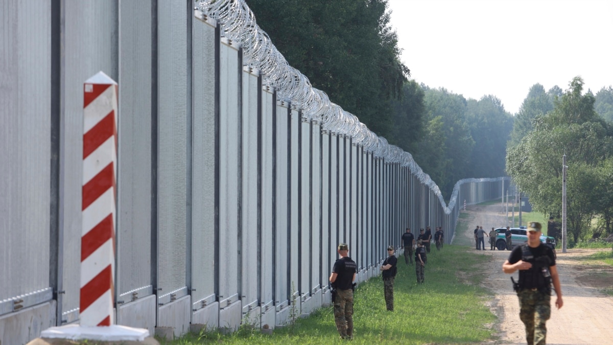 Польша закроет свою границу для грузового транспорта из Беларуси и России